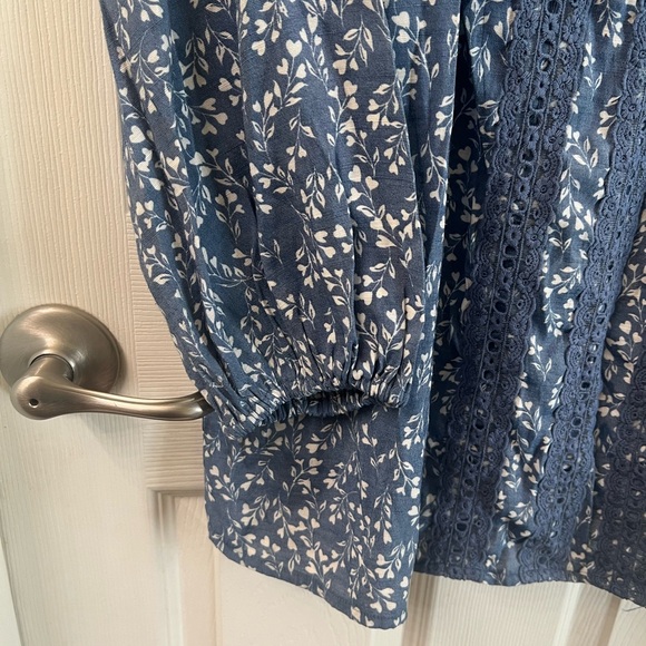 Lauren Conrad floral print peasant type blouse. Blue and white …size Large. - Picture 5 of 6